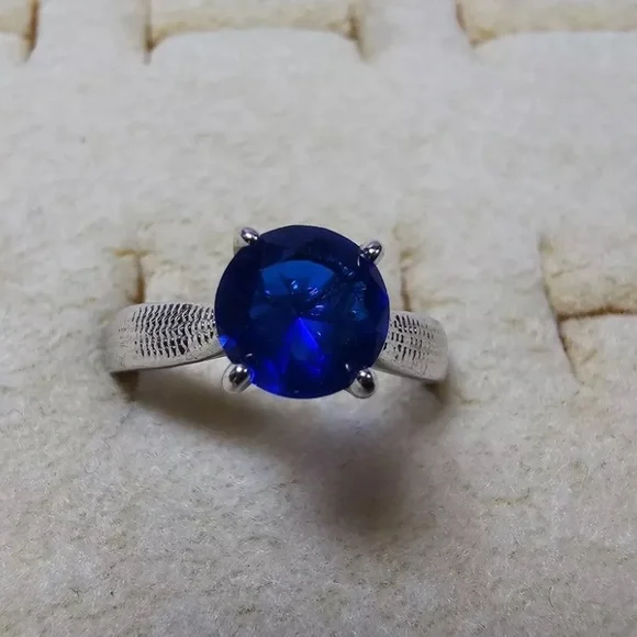 BEAUTIFUL VINTAGE SILVER TONE BLUE RHINESTONE RING SIZE 8 - Picture 1 of 6